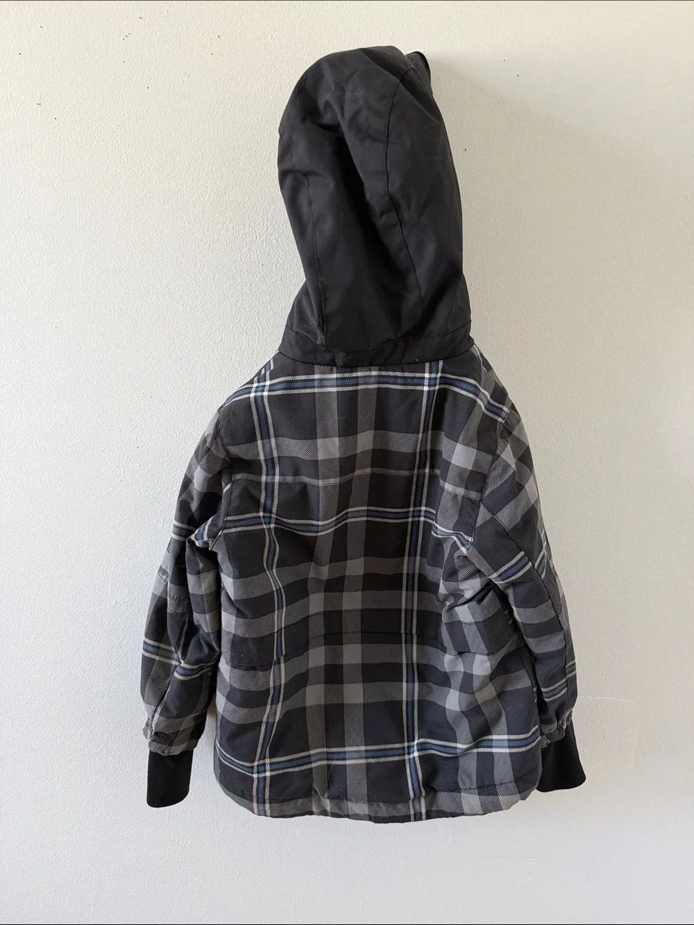 The Children's Place Boys Plaid Hooded Puffer Jacket in Black and Blue size 3T